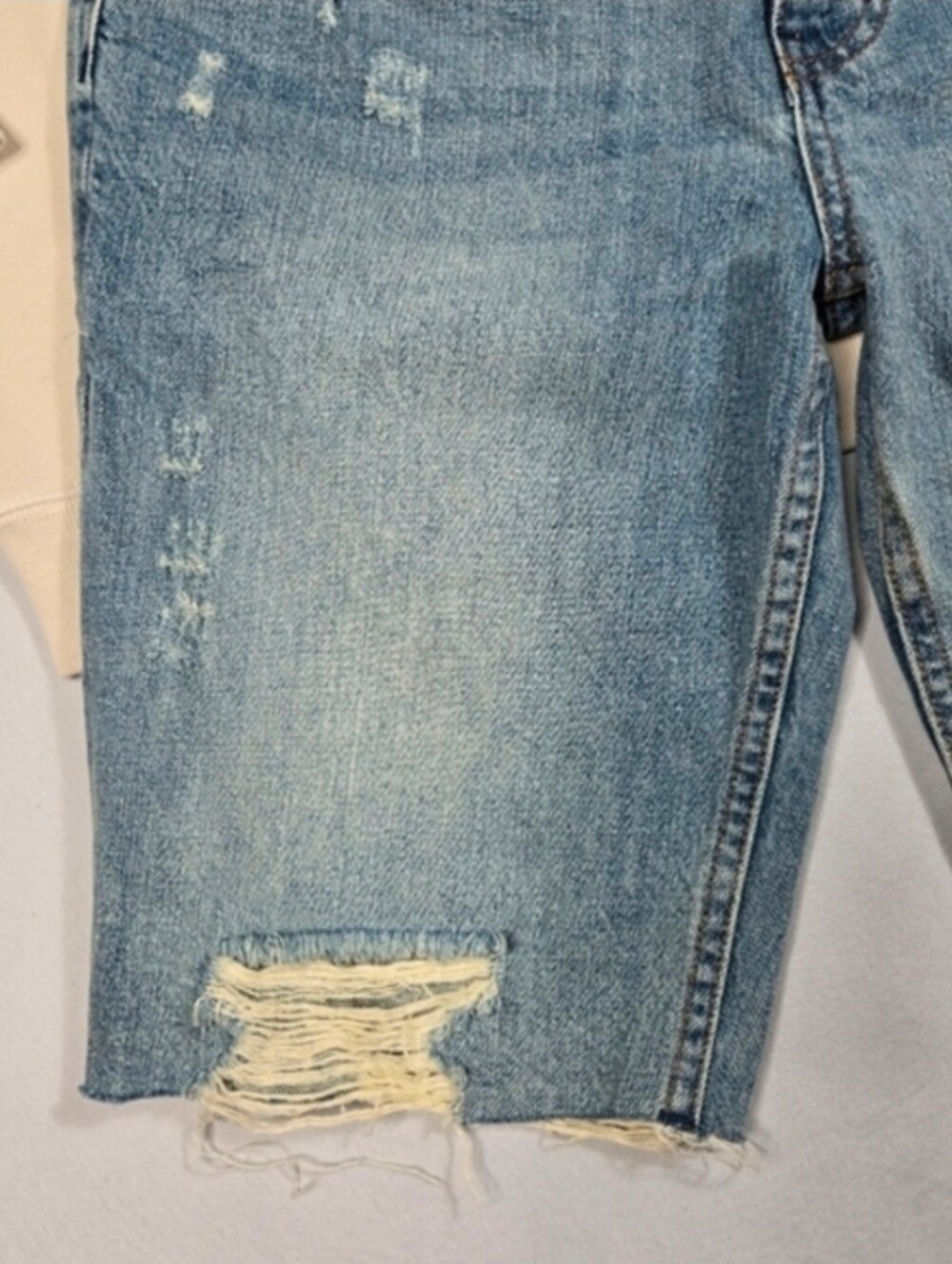 We The Free‎ Denim Short Size 26 Bermuda 10" Inseam Distressed Holes Frayed Hem - Picture 9 of 13